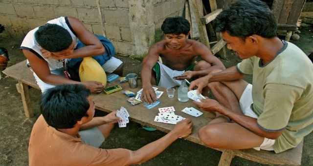 4 Filipino mans playing the Tongits card game.